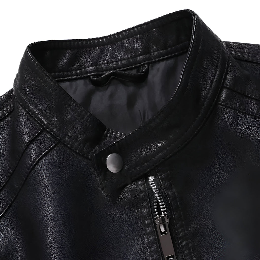 Detalle de cuello alto en chaleco de piel rockero estilo biker