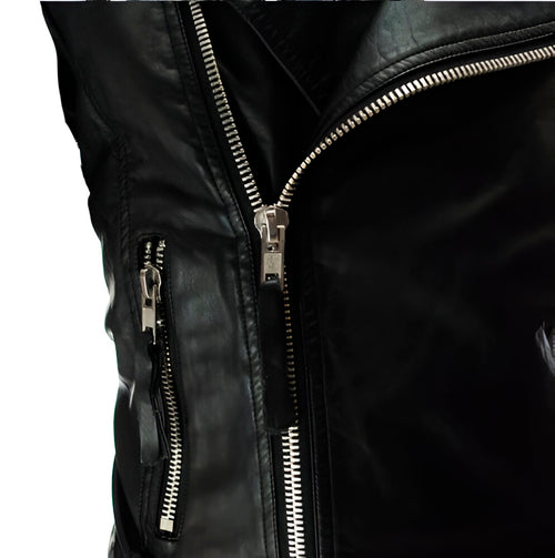 Detalle de cierre cruzado metálico en chaleco de piel rockero moda biker