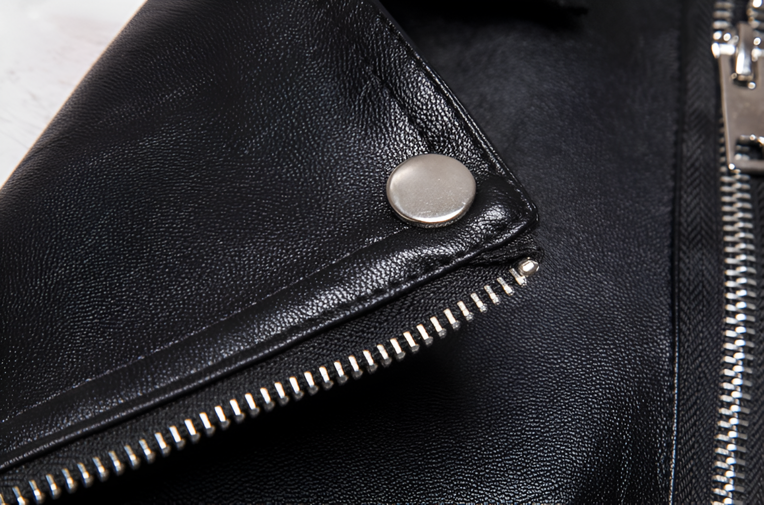 Textura de piel genuina en chaleco rockero cruzado para hombre varios cierres