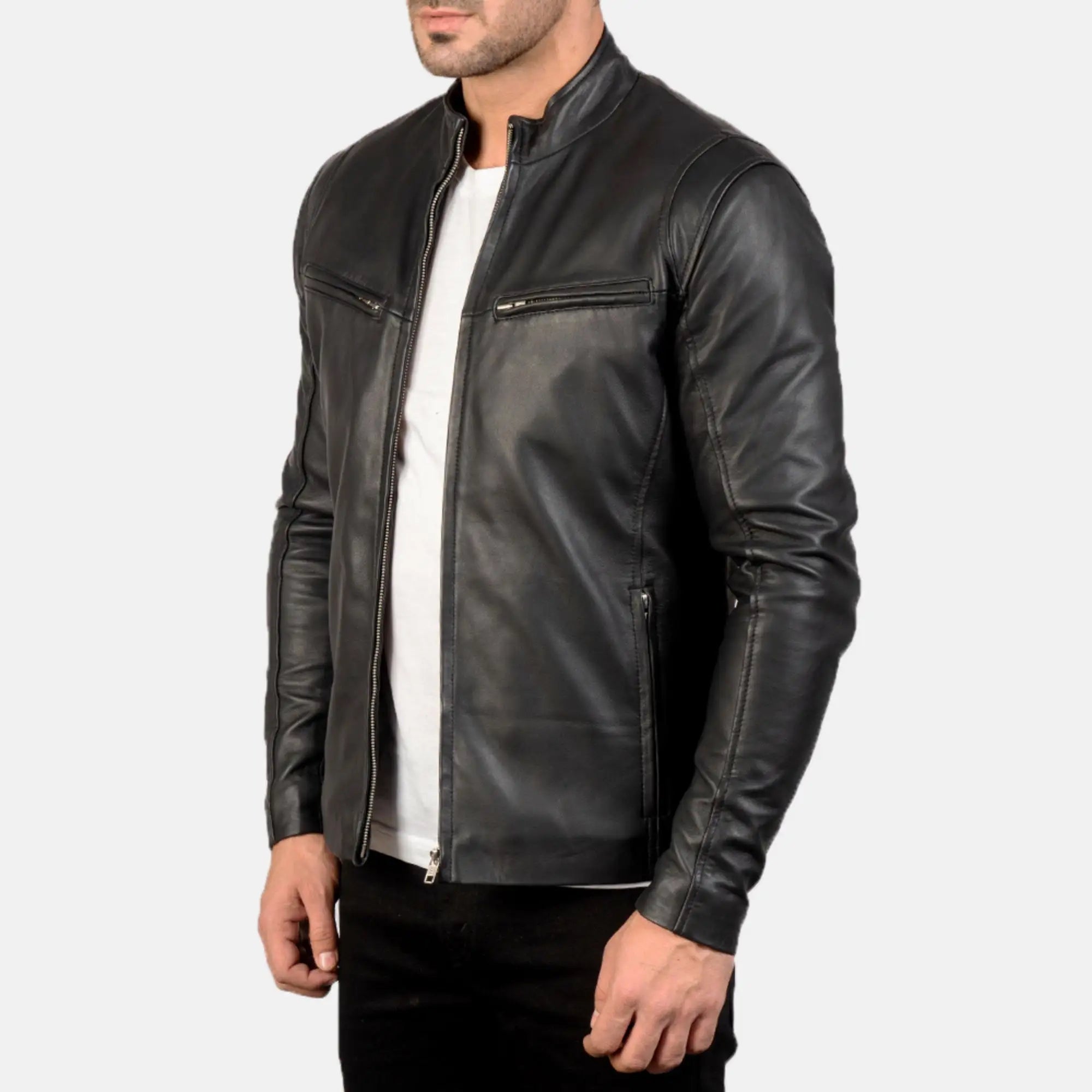 Chamarra de piel rockera hombre cuello alto estilo biker vista lateral
