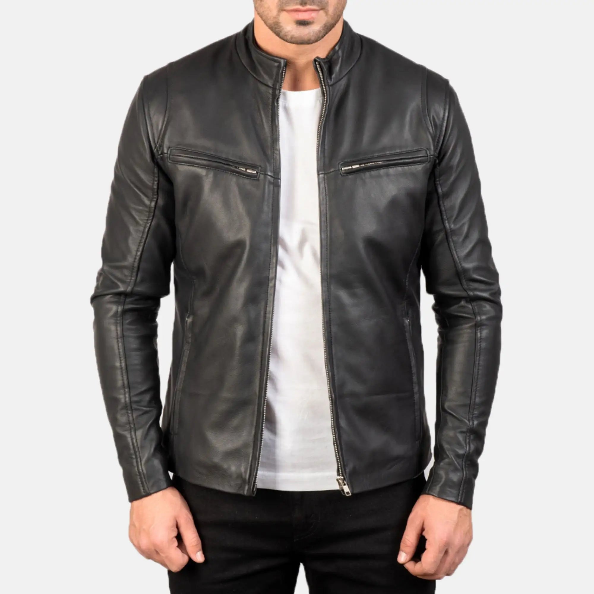 Chamarra de piel rockera hombre cuello alto estilo motociclista biker vista frontal