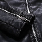 Cierres metálicos en chamarra de piel rockera estilo biker cuello alto