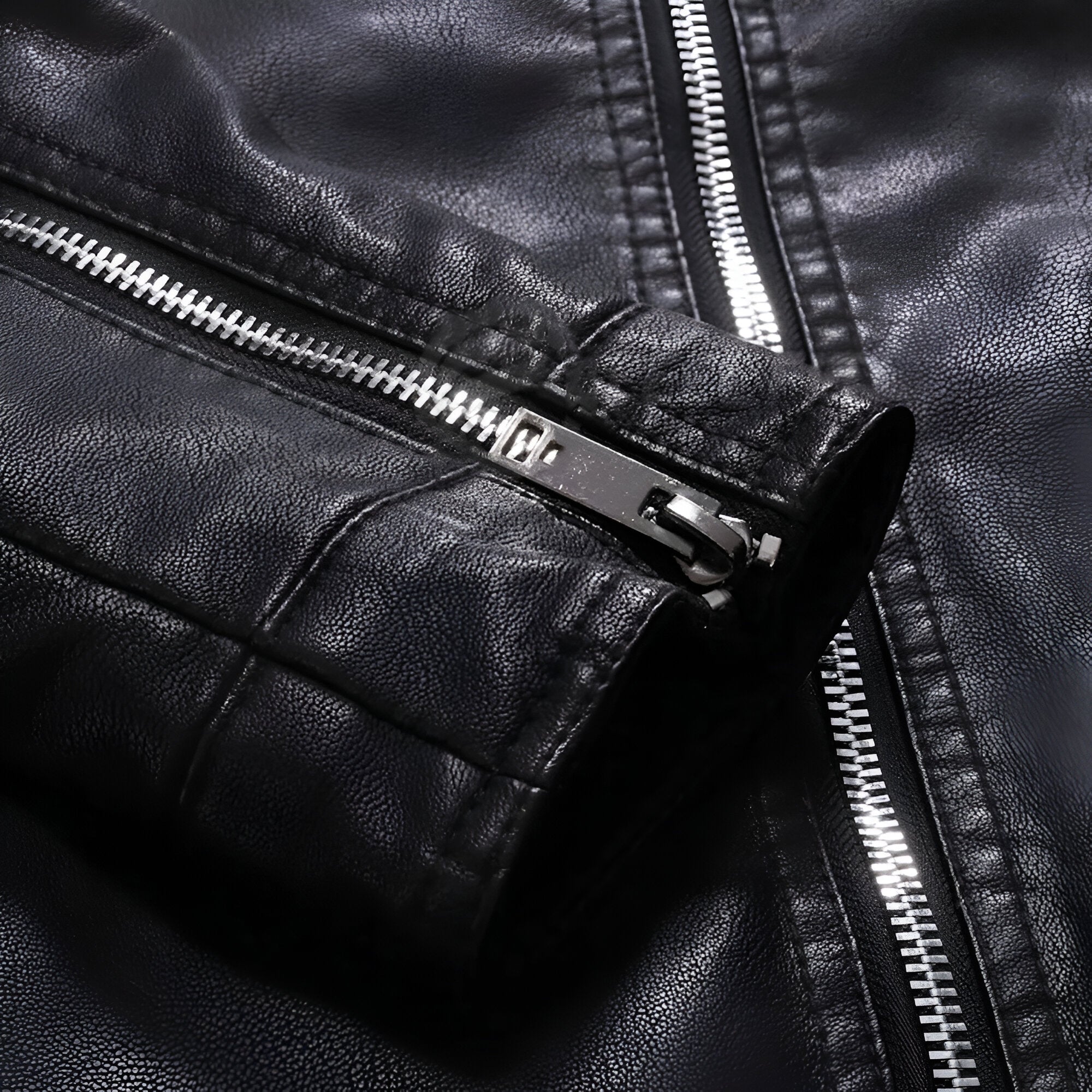 Cierres metálicos en chamarra de piel rockera estilo biker cuello alto