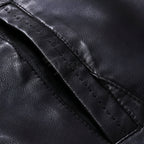 Textura de piel genuina en chamarra rockera para hombre estilo biker