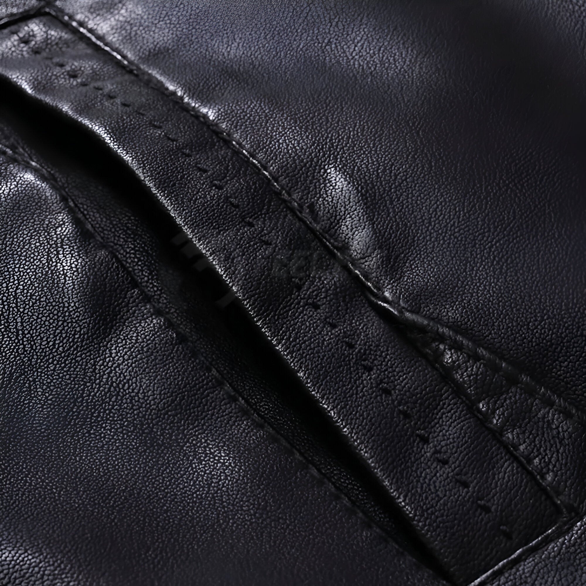 Textura de piel genuina en chamarra rockera para hombre estilo biker