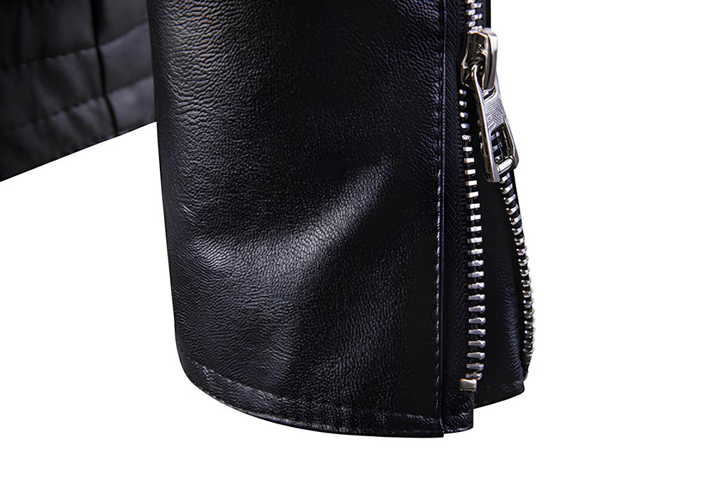 Detalle de cierre metálico en chamarra rockera estilo motociclista