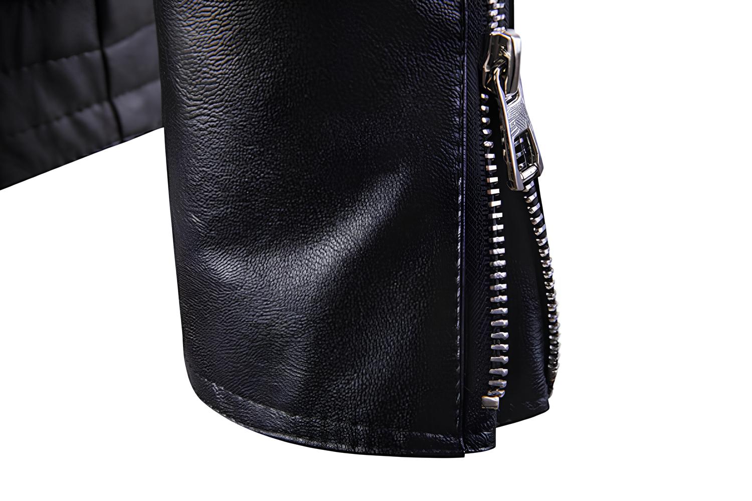 Detalle de cierre metálico en chamarra rockera estilo motociclista