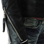 Detalle de cierre metálico en chamarra rockera para hombre