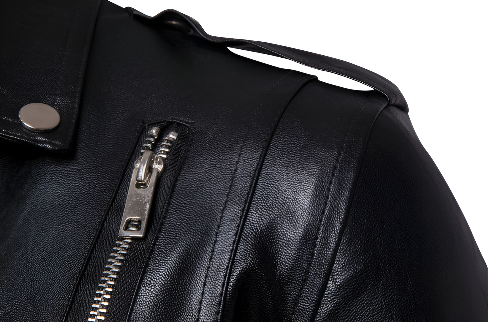 Textura de piel genuina en chamarra rockera cruzada para hombre