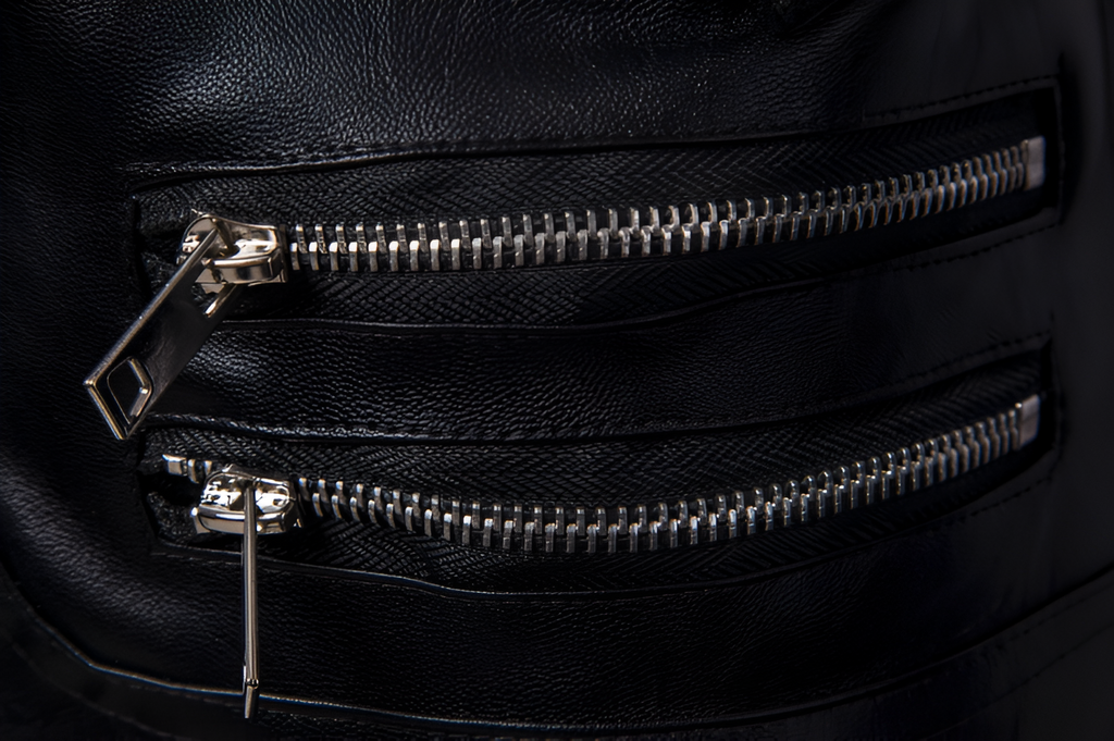 Detalle de cierres metálicos múltiples en chamarra rockera para hombre