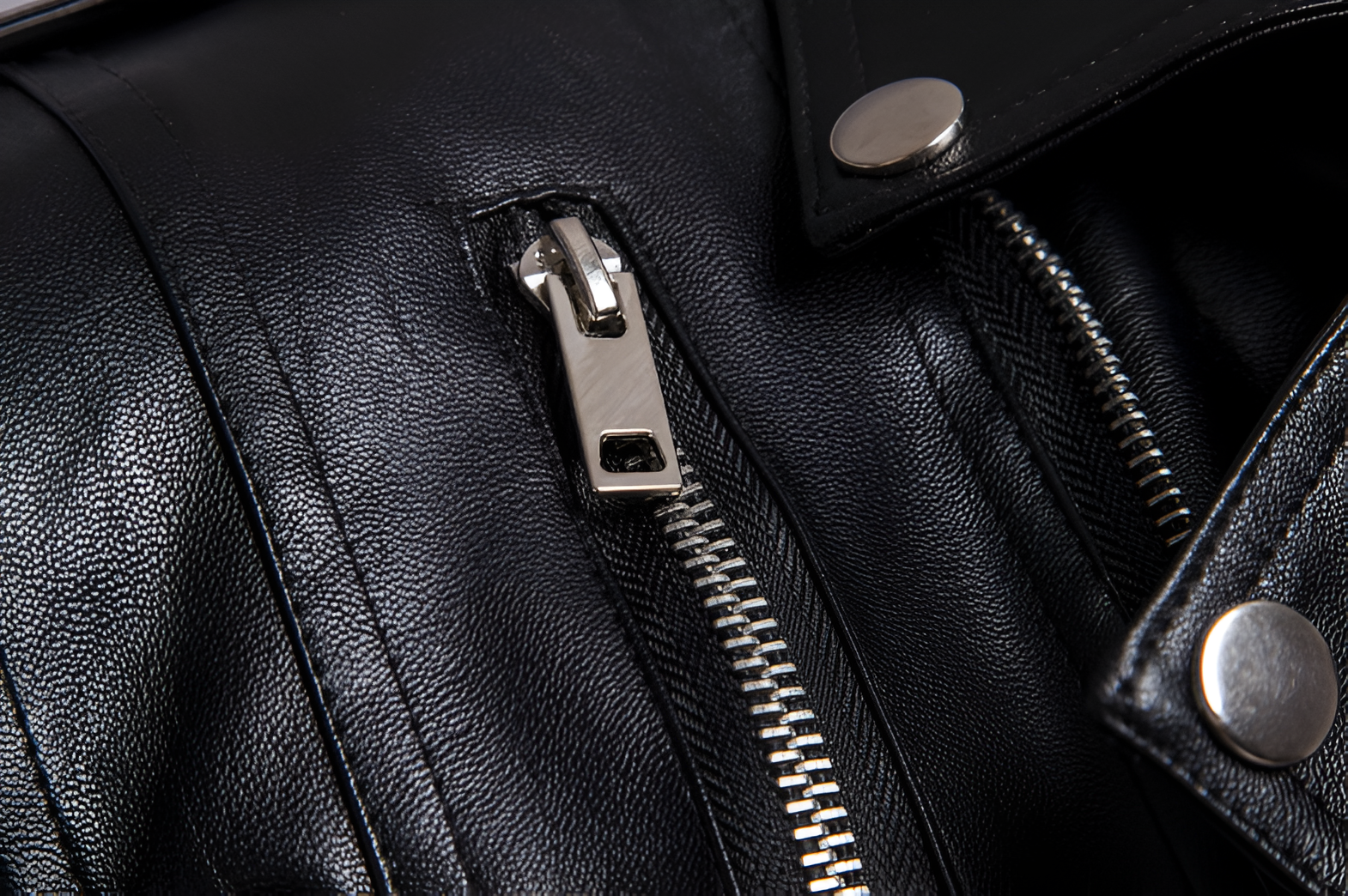 Detalle de cierres laterales en chamarra rockera estilo motociclista