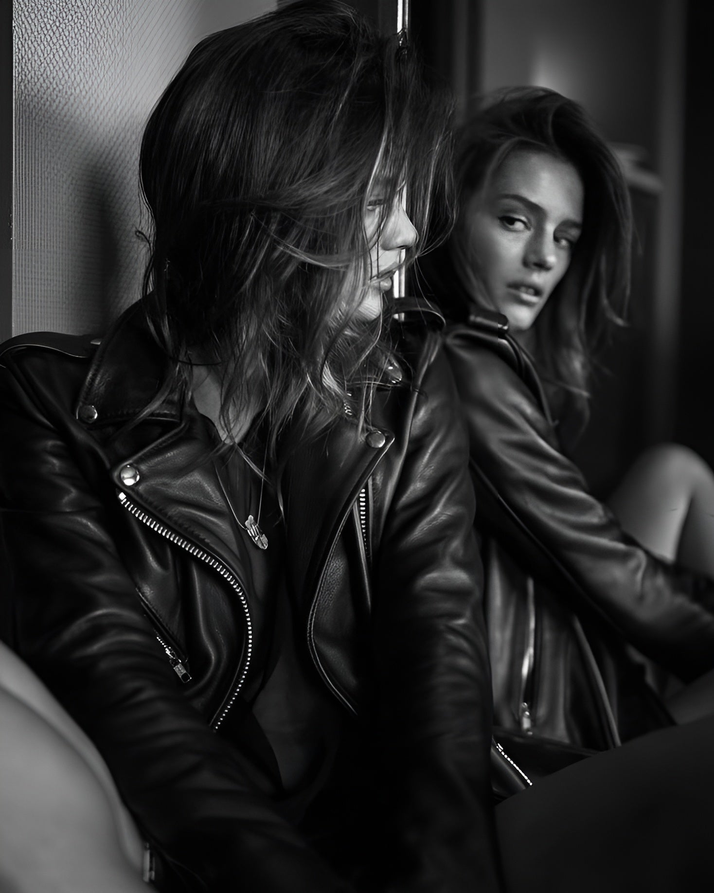 Chamarra de piel negra para mujer estilo motociclista con cierres plateados y solapas anchas